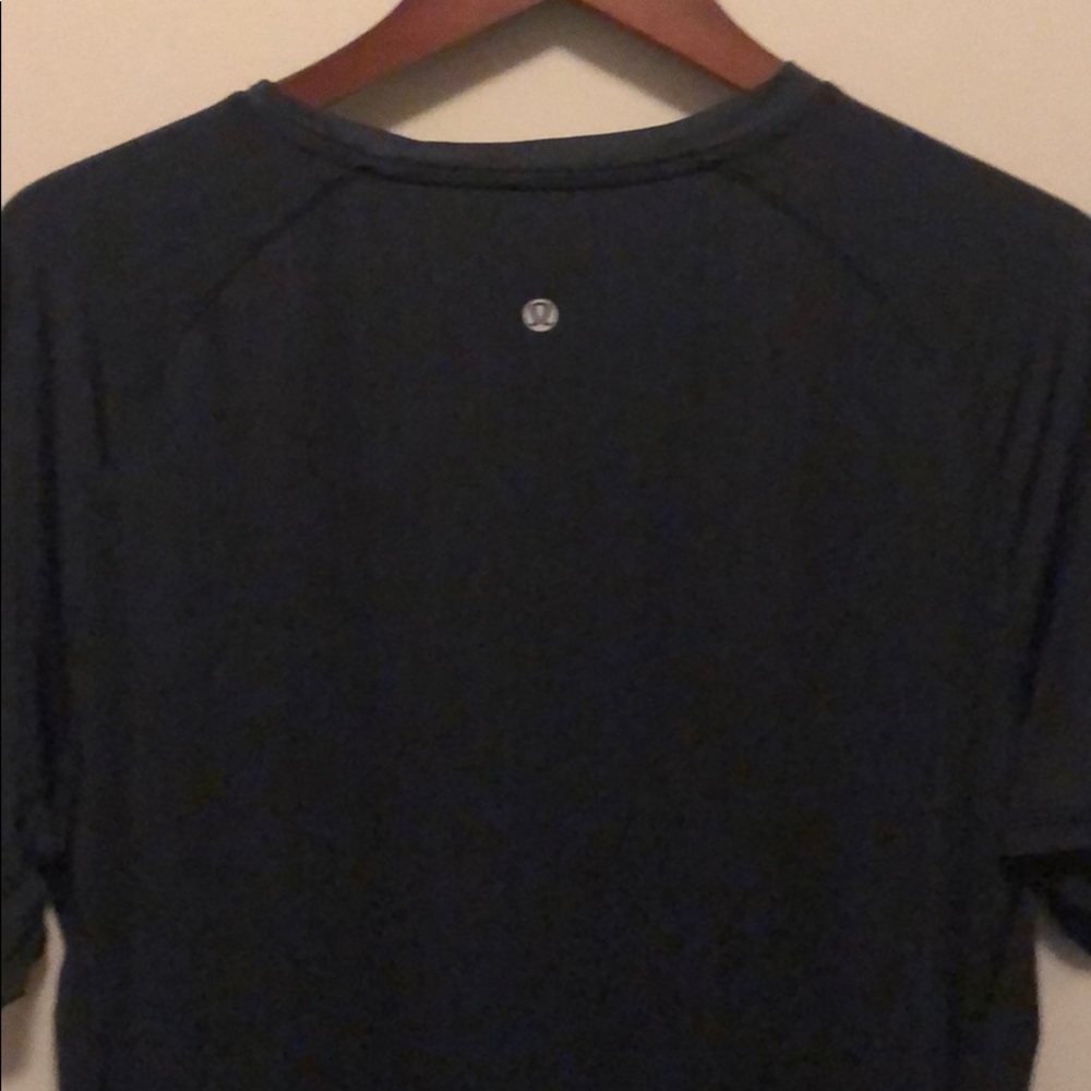 Lululemon black textured V-neck short sleeve shirt